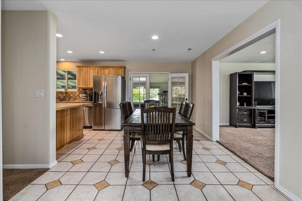 09-dining_area-14D78D238-05E7-C71C-6DB7-7A550396EB9C.jpg
