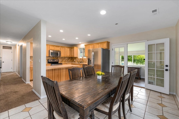 10-dining_area-1F2E9E03F-F68D-C0A8-8B34-EF3EFD6153F3.jpg