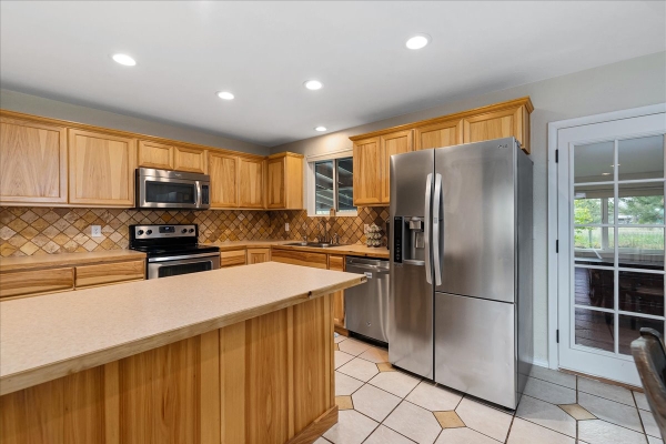 11-kitchen-112D98151-2F43-5BDF-2BC7-8FDF206D7FF5.jpg