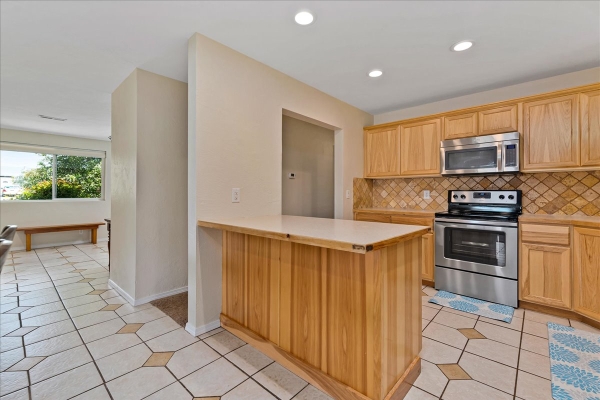12-kitchen-1E2148AB4-DE6E-C67C-6447-617AEB3D3FD0.jpg