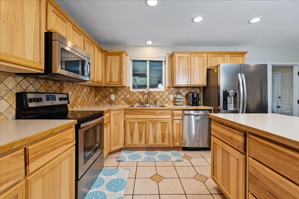 14-kitchen-1D19912D0-1F91-C83C-A63D-53BC3BDC6087.jpg