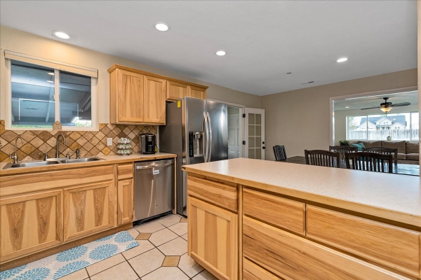15-kitchen-1CB4E380B-D4E4-5A32-D8B2-4916B1697000.jpg