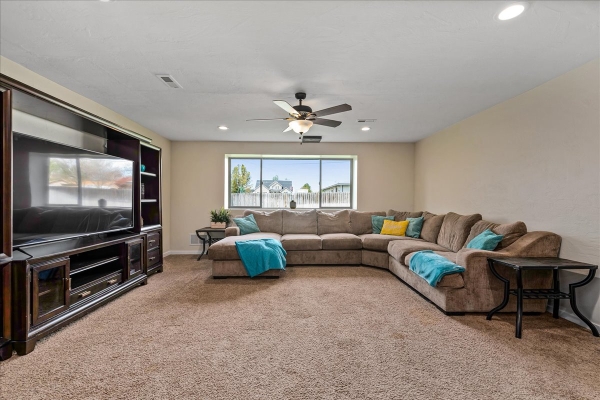 16-living_area-16DFE1D5E-6857-3F99-ACDA-8B75F50C34BA.jpg