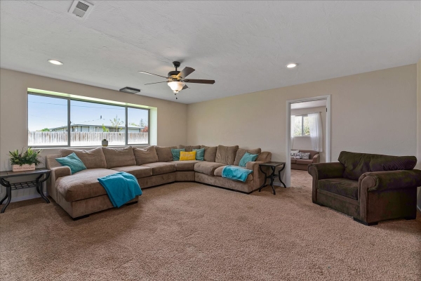 17-living_area-19B1BBCB6-D58E-3B24-2330-D0CCCBFA335D.jpg