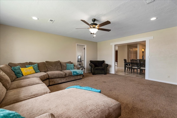 18-living_area-1BF18E88F-BADD-6E25-F311-6EDBF3420B2D.jpg