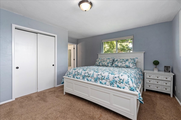 22-master_bedroom-1C91D6903-9935-B718-2FD7-D591422F7239.jpg