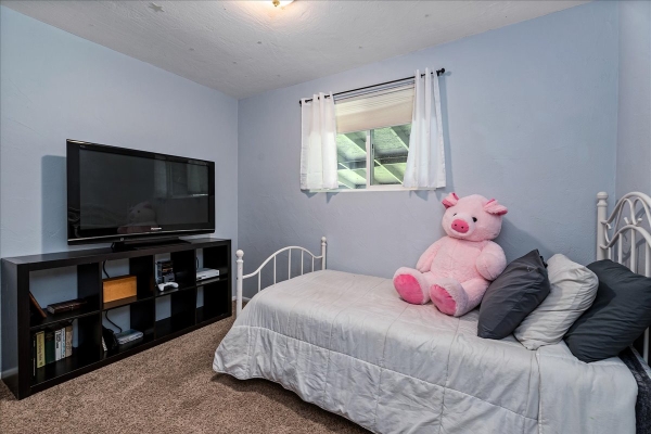 25-bedroom_1-1E49B0A46-EE98-A40D-0EC9-07B963A67ECC.jpg