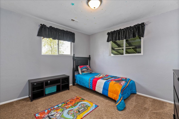 26-bedroom_2-19D467BCC-7DFA-247B-40E4-C7717F9EF04C.jpg