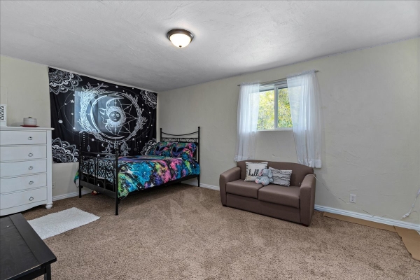28-bedroom_3-18F25390E-DA57-7B2D-6D0B-444F84E7048E.jpg