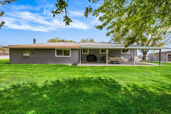 31-backyard-1B9B1FEE2-EF83-F79D-93DE-A15B93ECF1E4.jpg