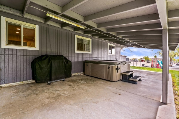 33-back_patio-1B32E609D-58B2-8C93-4C1F-B8A71E25B1BD.jpg