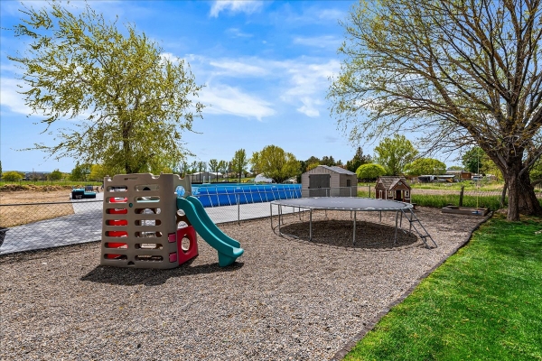 36-backyard-1D16460BE-8EED-6D9B-A2B5-9A1CABF3DD4B.jpg