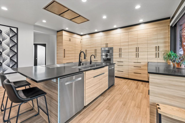 8-kitchen-view1785FF9E-5F02-9013-A0FA-3A86578E0D43.jpg