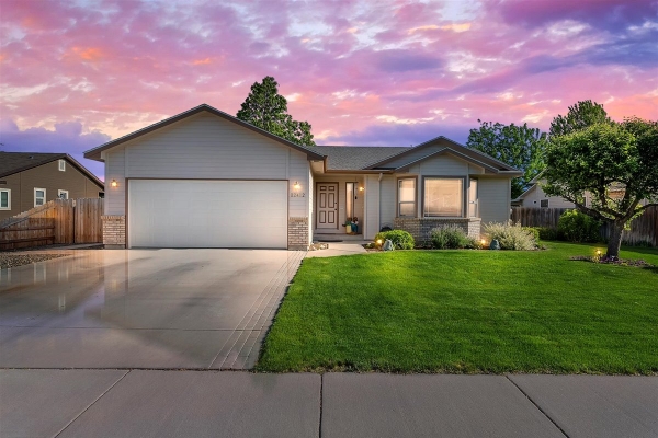12412-w-camas-dr-boise-id-83709-main-1003E9625-3A2C-5B75-40C4-F19E060A451B.jpg